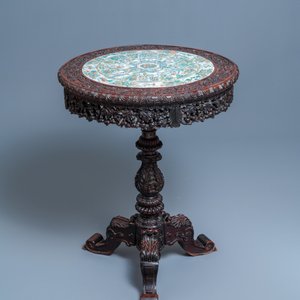 A Chinese carved wooden table with a large Canton famille verte plaque, 19th C. — photo 2
