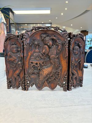 A Chinese carved wooden triptych panel with figural design, Wong Chan Kee mark, Shanghai, 20th C. — photo 1