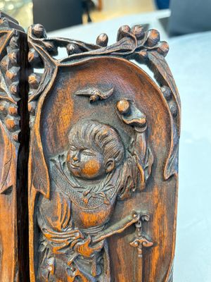 A Chinese carved wooden triptych panel with figural design, Wong Chan Kee mark, Shanghai, 20th C. — photo 11