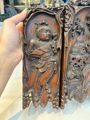 A Chinese carved wooden triptych panel with figural design, Wong Chan Kee mark, Shanghai, 20th C. — photo 2