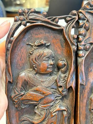 A Chinese carved wooden triptych panel with figural design, Wong Chan Kee mark, Shanghai, 20th C. — photo 3
