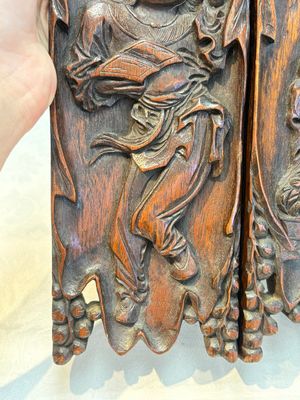A Chinese carved wooden triptych panel with figural design, Wong Chan Kee mark, Shanghai, 20th C. — photo 4