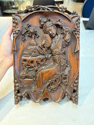 A Chinese carved wooden triptych panel with figural design, Wong Chan Kee mark, Shanghai, 20th C. — photo 5