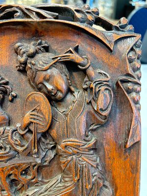 A Chinese carved wooden triptych panel with figural design, Wong Chan Kee mark, Shanghai, 20th C. — photo 6