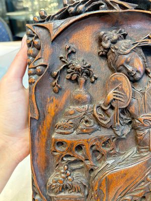 A Chinese carved wooden triptych panel with figural design, Wong Chan Kee mark, Shanghai, 20th C. — photo 7