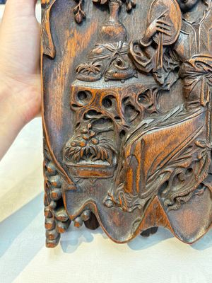 A Chinese carved wooden triptych panel with figural design, Wong Chan Kee mark, Shanghai, 20th C. — photo 8