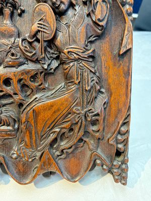 A Chinese carved wooden triptych panel with figural design, Wong Chan Kee mark, Shanghai, 20th C. — photo 9
