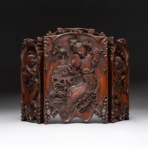 A Chinese carved wooden triptych panel with figural design, Wong Chan Kee mark, Shanghai, 20th C. — photo 1