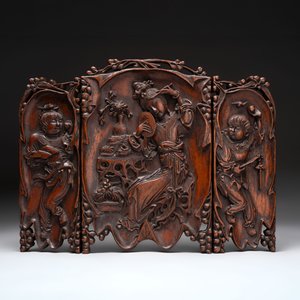A Chinese carved wooden triptych panel with figural design, Wong Chan Kee mark, Shanghai, 20th C. — photo 2
