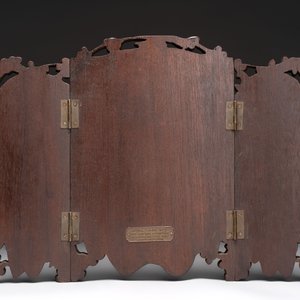A Chinese carved wooden triptych panel with figural design, Wong Chan Kee mark, Shanghai, 20th C. — photo 3