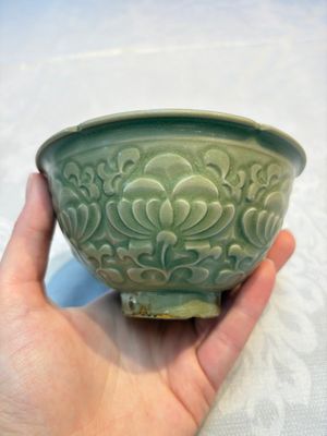 A Chinese carved Yaozhou celadon-glazed bowl with floral design, Jin — foto 1
