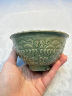 A Chinese carved Yaozhou celadon-glazed bowl with floral design, Jin — foto 2