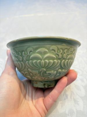 A Chinese carved Yaozhou celadon-glazed bowl with floral design, Jin — foto 3