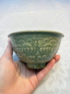 A Chinese carved Yaozhou celadon-glazed bowl with floral design, Jin — foto 4