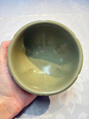 A Chinese carved Yaozhou celadon-glazed bowl with floral design, Jin — foto 5