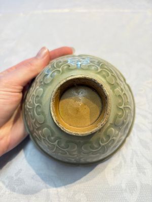 A Chinese carved Yaozhou celadon-glazed bowl with floral design, Jin — foto 6