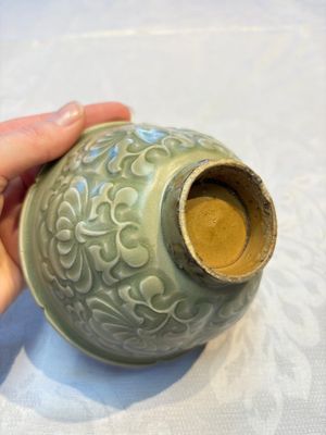 A Chinese carved Yaozhou celadon-glazed bowl with floral design, Jin — foto 7