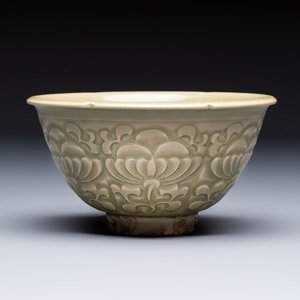 A Chinese carved Yaozhou celadon-glazed bowl with floral design, Jin — foto 1