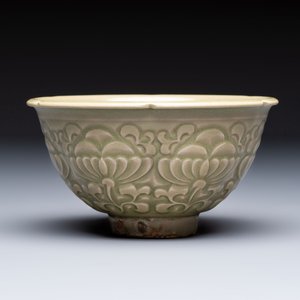 A Chinese carved Yaozhou celadon-glazed bowl with floral design, Jin — foto 2