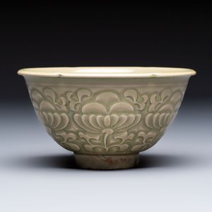 A Chinese carved Yaozhou celadon-glazed bowl with floral design, Jin — foto 3