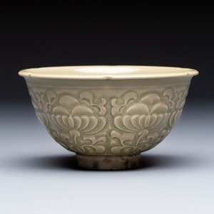 A Chinese carved Yaozhou celadon-glazed bowl with floral design, Jin — foto 4