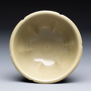A Chinese carved Yaozhou celadon-glazed bowl with floral design, Jin — foto 5