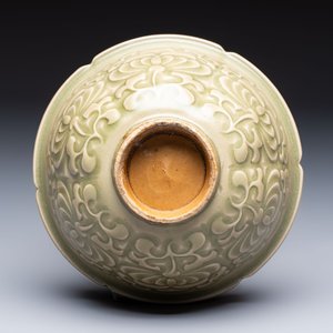A Chinese carved Yaozhou celadon-glazed bowl with floral design, Jin — foto 6