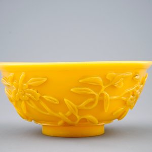 A Chinese carved yellow Beijing glass bowl, 19th C. — photo 2