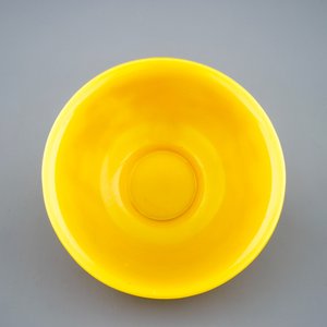 A Chinese carved yellow Beijing glass bowl, 19th C. — photo 4