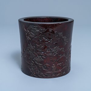 A Chinese carved zitan wood brush pot with a mountainous landscape, 17/18th C. — photo 1