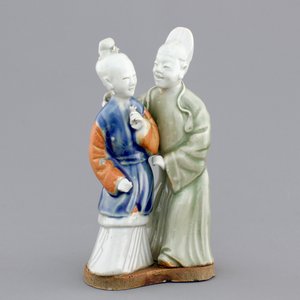 A Chinese celadon and blue-white biscuit group of a couple, Qianlong, 18th C. — photo 1