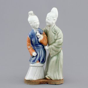 A Chinese celadon and blue-white biscuit group of a couple, Qianlong, 18th C. — photo 2