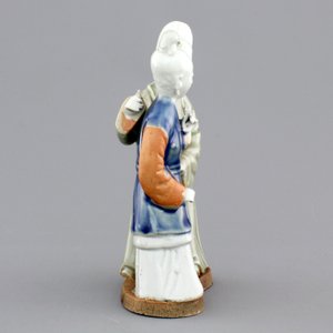 A Chinese celadon and blue-white biscuit group of a couple, Qianlong, 18th C. — photo 3