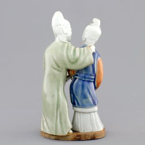 A Chinese celadon and blue-white biscuit group of a couple, Qianlong, 18th C. — photo 4
