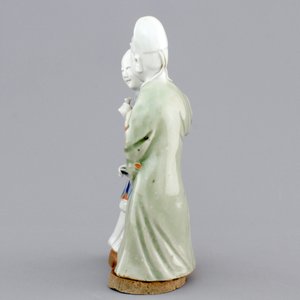 A Chinese celadon and blue-white biscuit group of a couple, Qianlong, 18th C. — photo 5