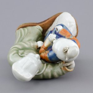A Chinese celadon and blue-white biscuit group of a couple, Qianlong, 18th C. — photo 7