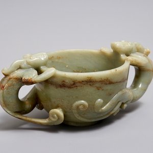 A Chinese celadon and brown jade chilong-handled cup, prob. early Qing — 照片 1