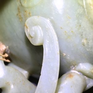 A Chinese celadon and brown jade chilong-handled cup, prob. early Qing — 照片 11