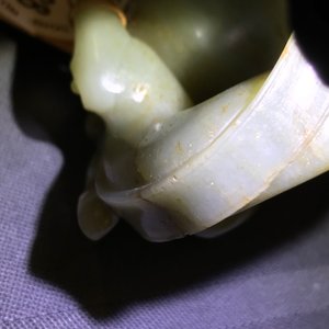A Chinese celadon and brown jade chilong-handled cup, prob. early Qing — 照片 13