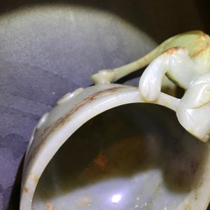 A Chinese celadon and brown jade chilong-handled cup, prob. early Qing — 照片 8