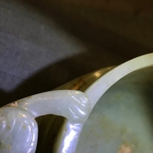 A Chinese celadon and brown jade chilong-handled cup, prob. early Qing — 照片 9