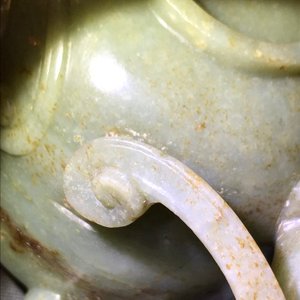 A Chinese celadon and brown jade chilong-handled cup, prob. early Qing — 照片 10