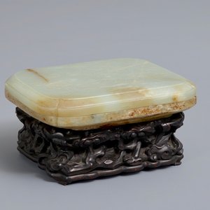 A Chinese celadon and russet jade box and cover on wooden stand, Ming/Qing — 照片 2