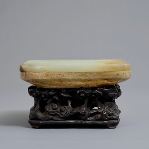 A Chinese celadon and russet jade box and cover on wooden stand, Ming/Qing — 照片 4