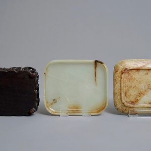 A Chinese celadon and russet jade box and cover on wooden stand, Ming/Qing — 照片 8