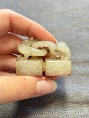 A Chinese celadon and russet jade 'chilong' seal, 18/19th C. — 照片 1