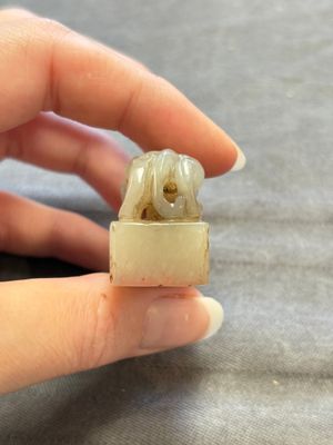 A Chinese celadon and russet jade 'chilong' seal, 18/19th C. — 照片 2
