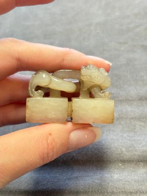 A Chinese celadon and russet jade 'chilong' seal, 18/19th C. — 照片 3