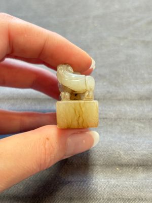 A Chinese celadon and russet jade 'chilong' seal, 18/19th C. — 照片 4