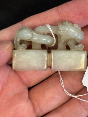 A Chinese celadon and russet jade 'chilong' seal, 18/19th C. — 照片 7